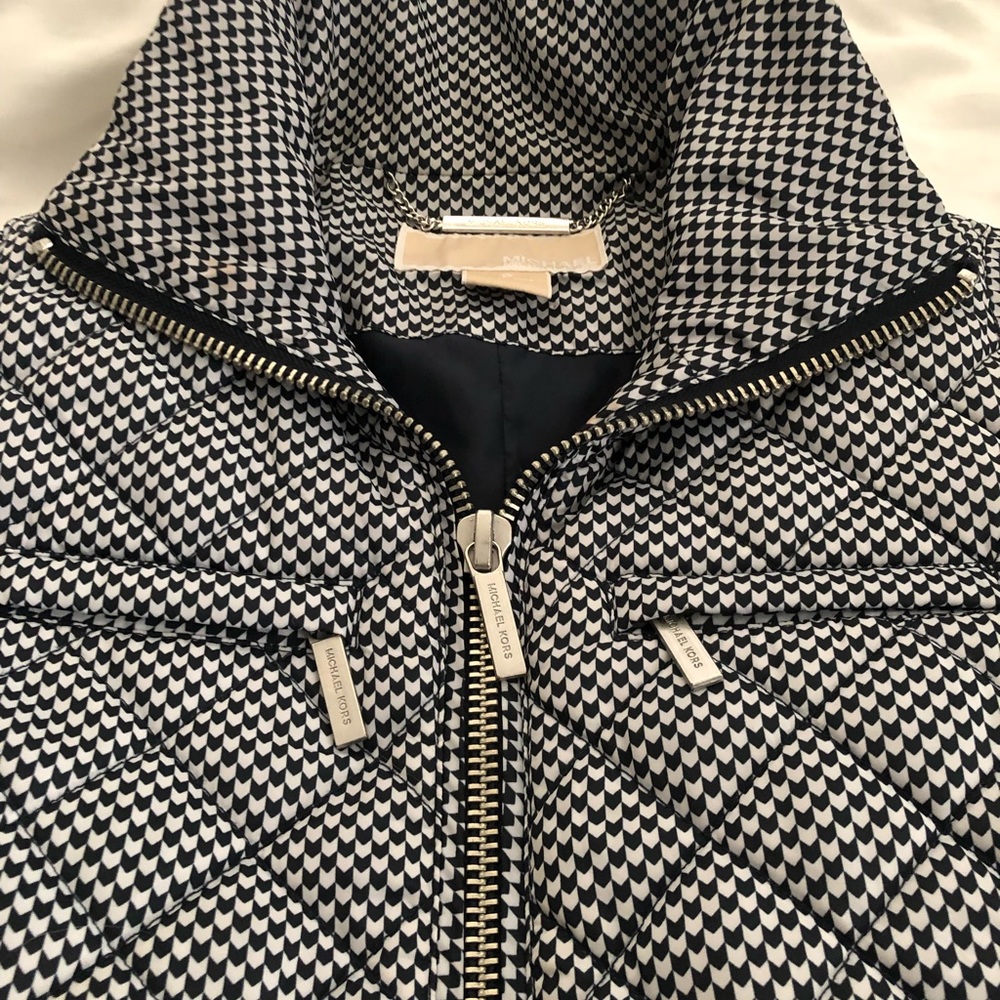 💜 Michael Kors Black and White Puffer Vest - Picture 5 of 7